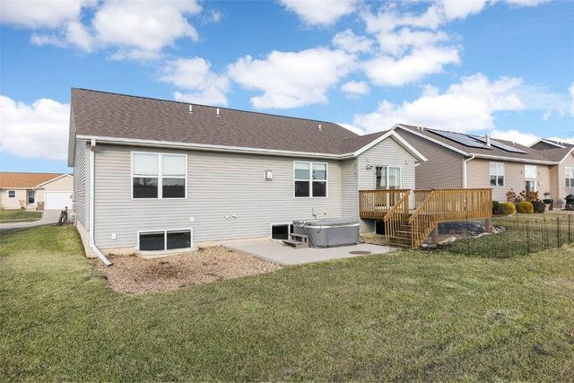 369 Bent Creek Dr, Marion, IA 52302