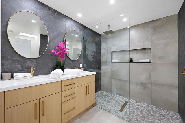 211 Las Lomas, Palm Desert, CA 92260