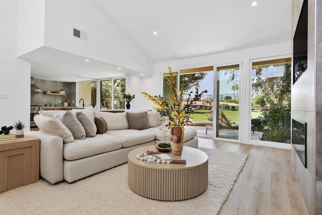 211 Las Lomas, Palm Desert, CA 92260