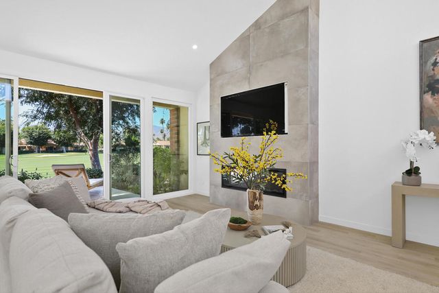 211 Las Lomas, Palm Desert, CA 92260