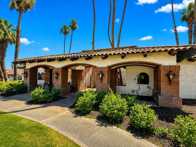 211 Las Lomas, Palm Desert, CA 92260