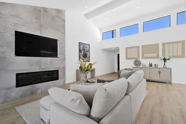 211 Las Lomas, Palm Desert, CA 92260