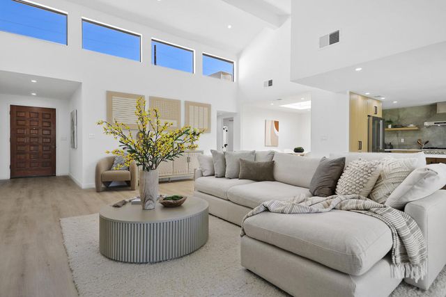 211 Las Lomas, Palm Desert, CA 92260