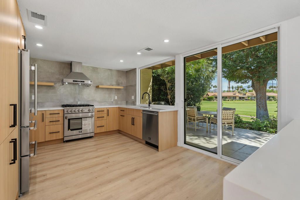 Image 10 of property listing at 211 Las Lomas, Palm Desert, CA 92260