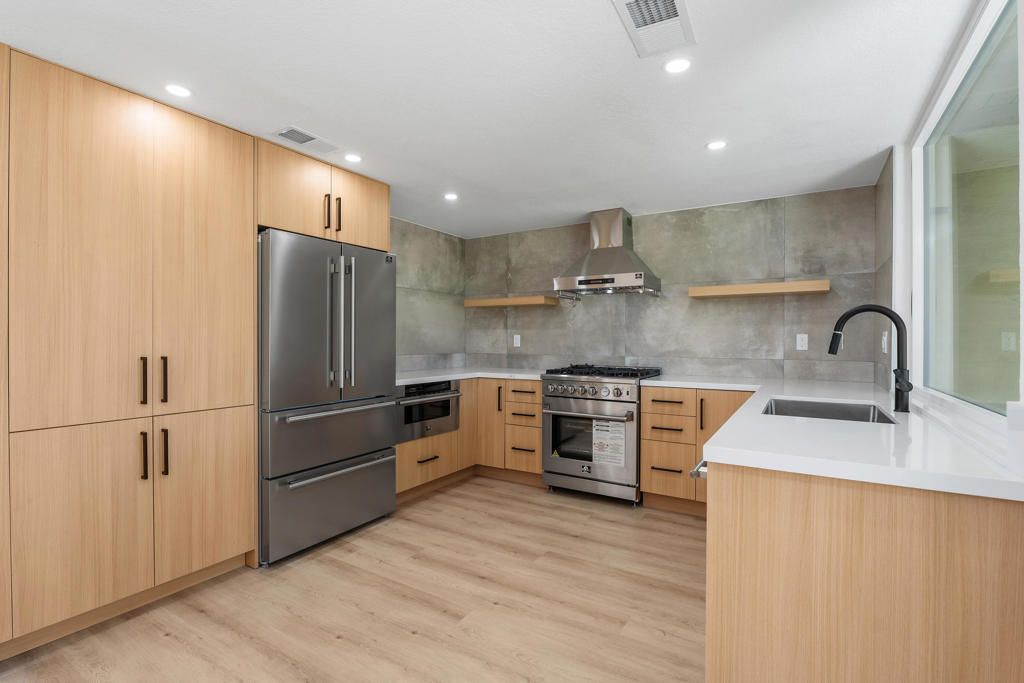 Image 11 of property listing at 211 Las Lomas, Palm Desert, CA 92260