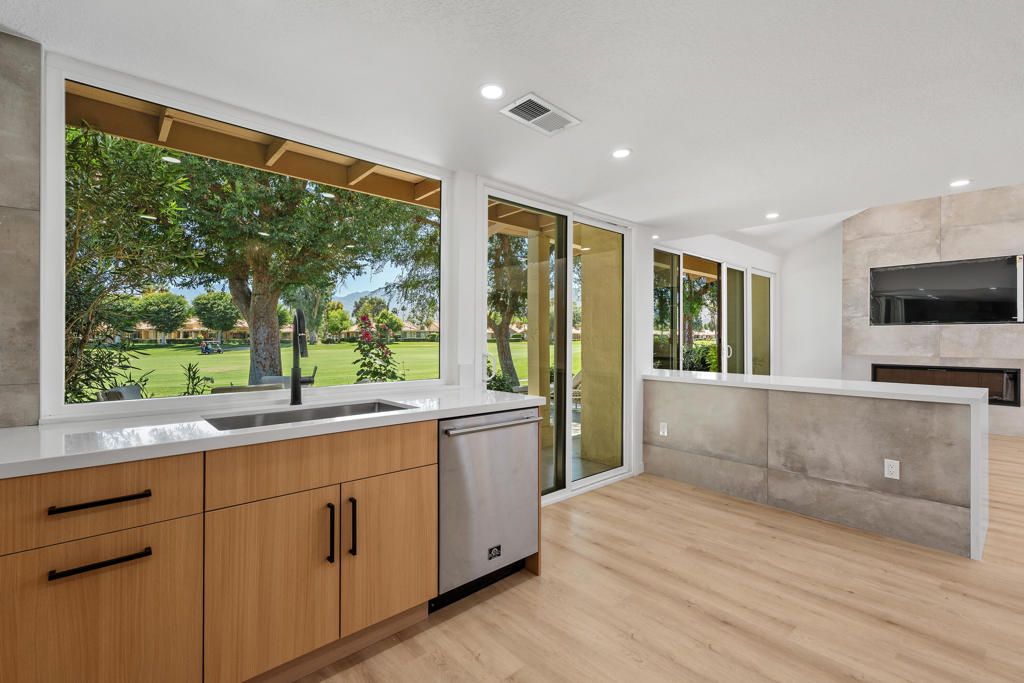 Image 12 of property listing at 211 Las Lomas, Palm Desert, CA 92260