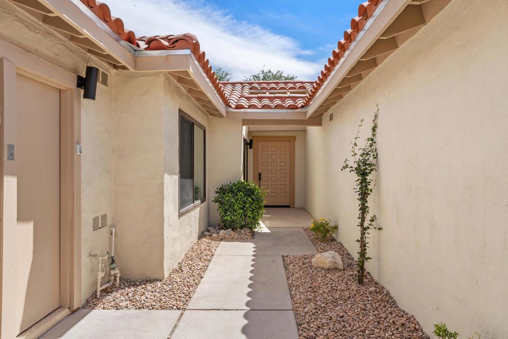 Image 3 of property listing at 211 Las Lomas, Palm Desert, CA 92260