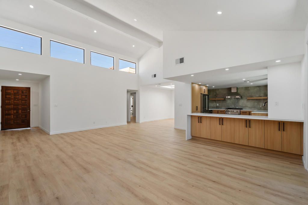 Image 8 of property listing at 211 Las Lomas, Palm Desert, CA 92260