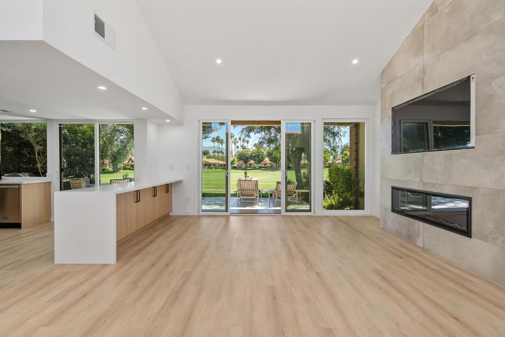 Image 9 of property listing at 211 Las Lomas, Palm Desert, CA 92260