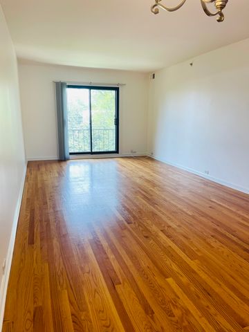 600 W Russell Street 210, Barrington, IL 60010
