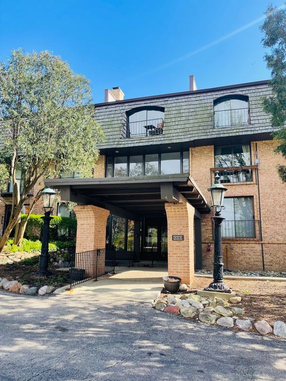 600 W Russell Street 210, Barrington, IL 60010