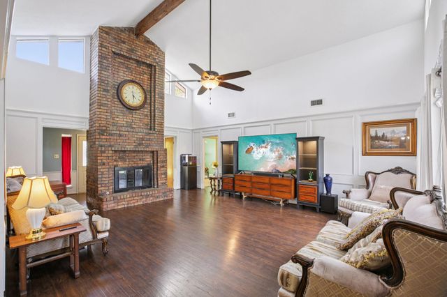 315 Arrowwood St, Lake Jackson, TX 77566