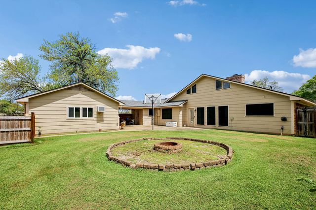 315 Arrowwood St, Lake Jackson, TX 77566