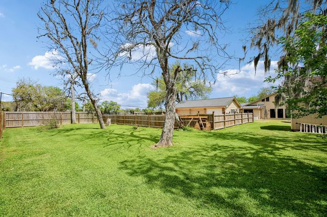 315 Arrowwood St, Lake Jackson, TX 77566