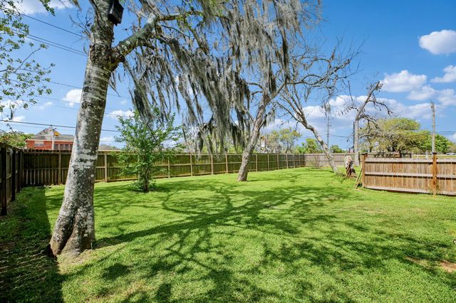 315 Arrowwood St, Lake Jackson, TX 77566