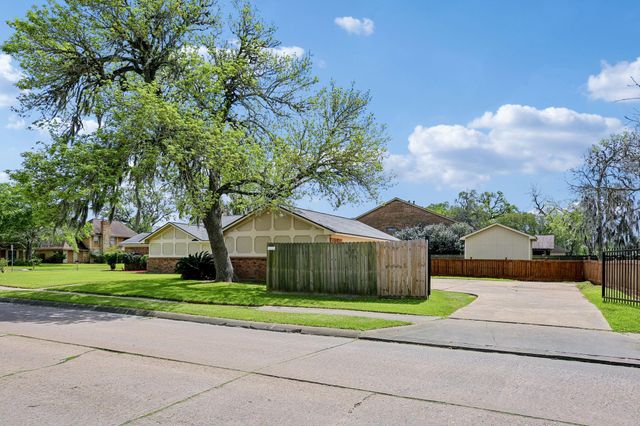 315 Arrowwood St, Lake Jackson, TX 77566