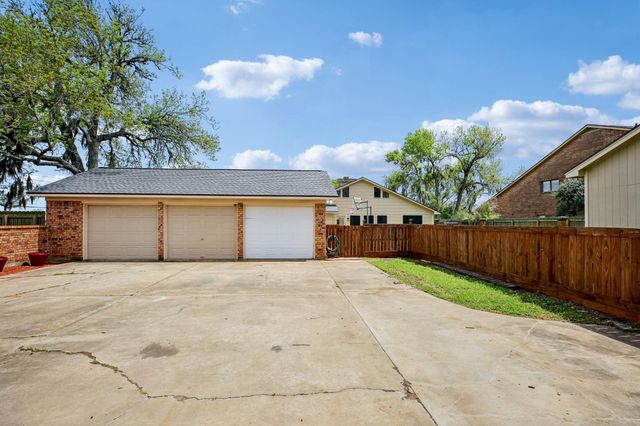 315 Arrowwood St, Lake Jackson, TX 77566