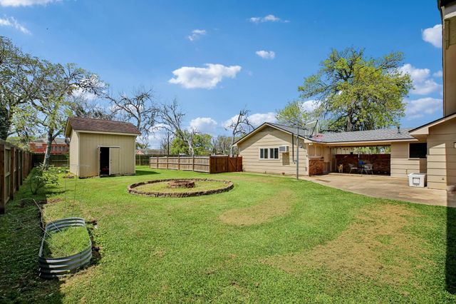 315 Arrowwood St, Lake Jackson, TX 77566