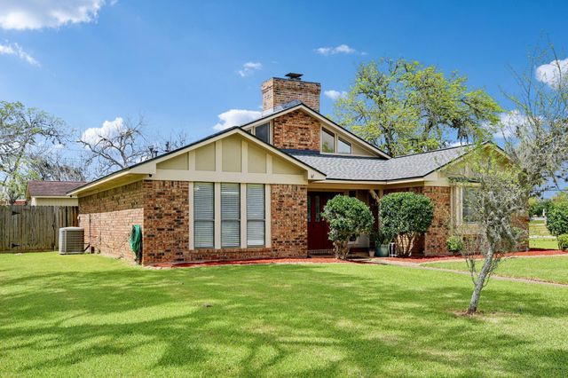 315 Arrowwood St, Lake Jackson, TX 77566