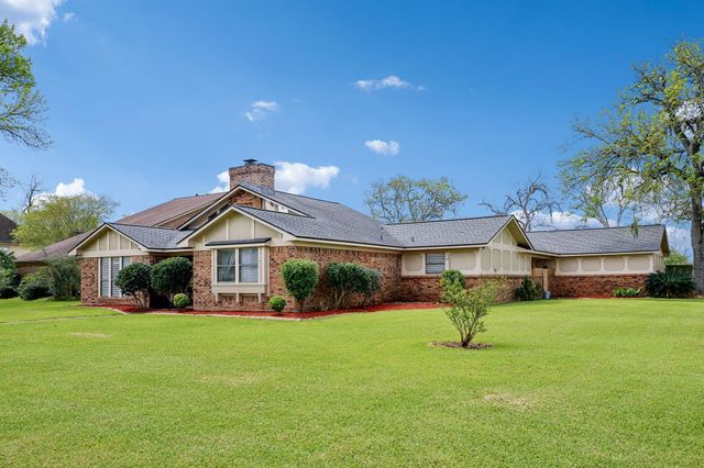 315 Arrowwood St, Lake Jackson, TX 77566