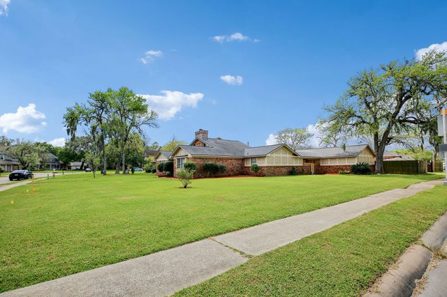 315 Arrowwood St, Lake Jackson, TX 77566