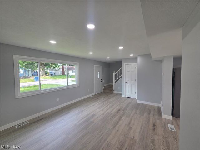 203 Paxton Road, Eastlake, OH 44095
