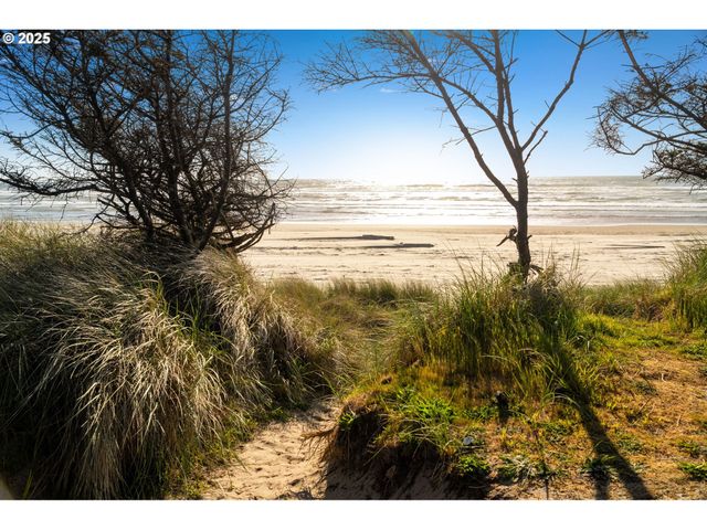 259 S PACIFIC St 16, Rockaway Beach, OR 97136