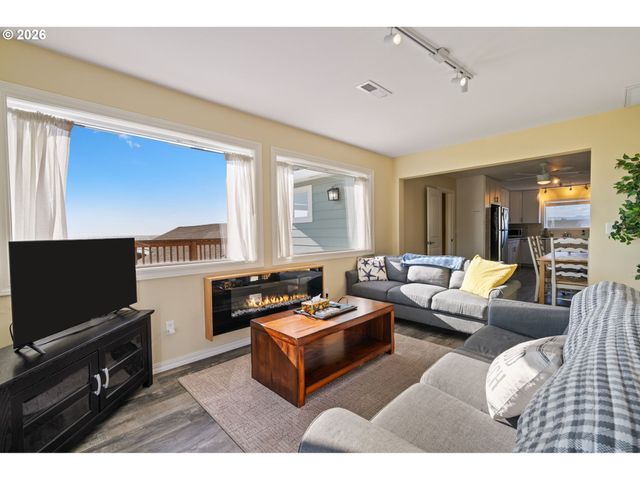 259 S PACIFIC St 16, Rockaway Beach, OR 97136