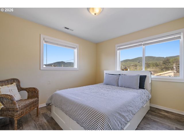 259 S PACIFIC St 16, Rockaway Beach, OR 97136
