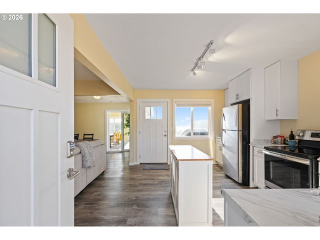 259 S PACIFIC St 16, Rockaway Beach, OR 97136