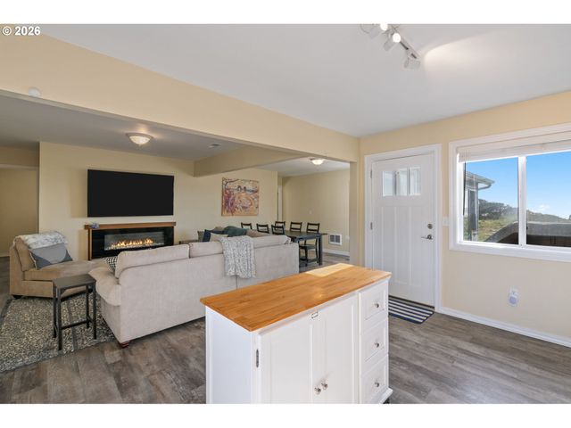 259 S PACIFIC St 16, Rockaway Beach, OR 97136