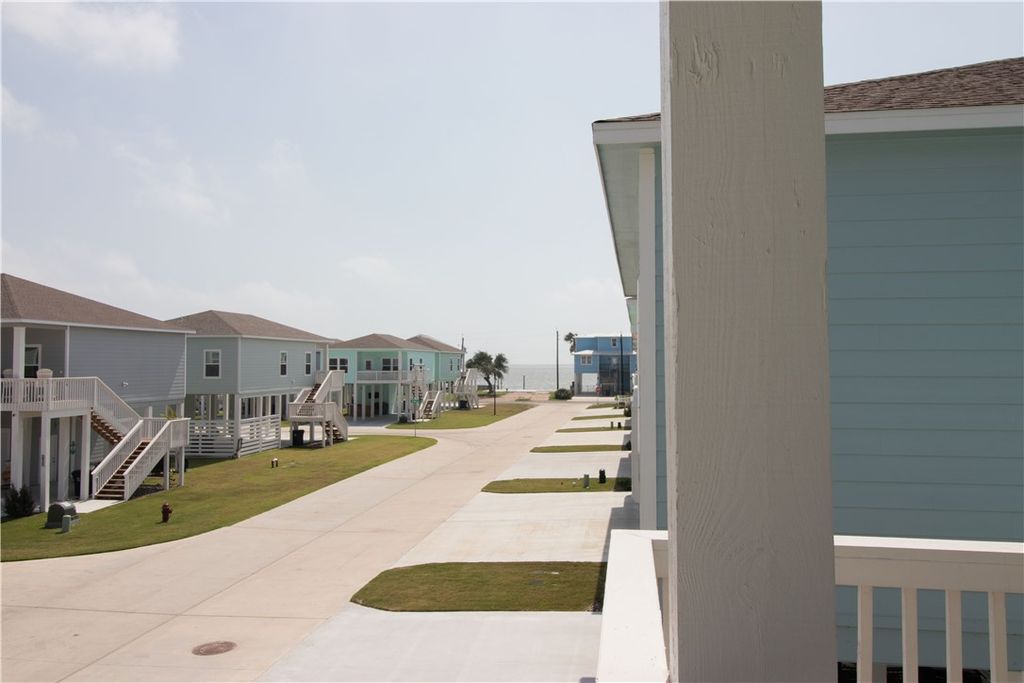 207 Paradise Dr, Rockport, TX 78382 — photo 2