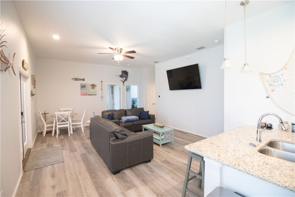 207 Paradise Dr, Rockport, TX 78382 — photo 3