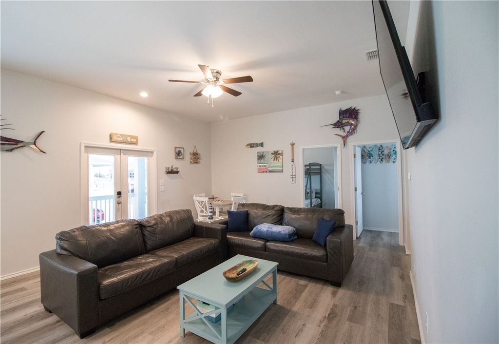 207 Paradise Dr, Rockport, TX 78382 — photo 4