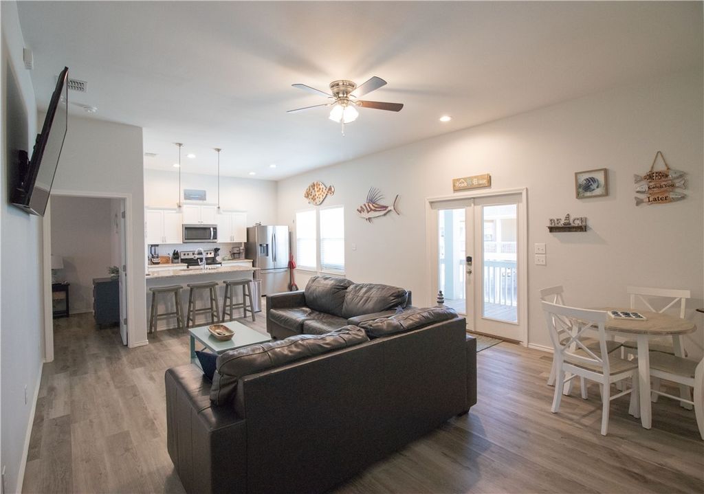 207 Paradise Dr, Rockport, TX 78382 — photo 5