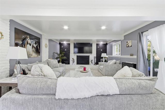 28032 Fairfax Street, Southfield, MI 48076