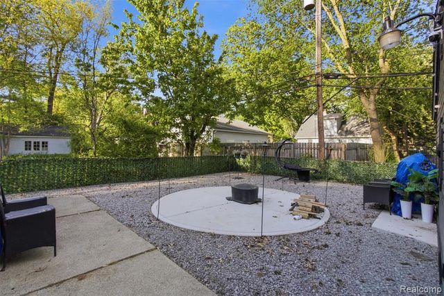 28032 Fairfax Street, Southfield, MI 48076