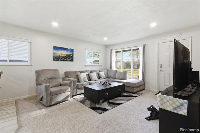 28032 Fairfax Street, Southfield, MI 48076