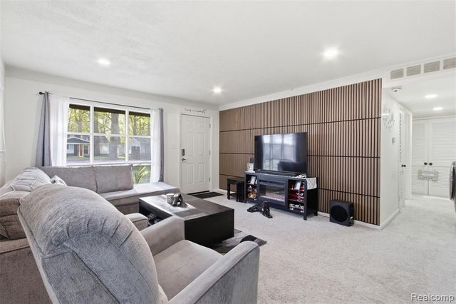 28032 Fairfax Street, Southfield, MI 48076