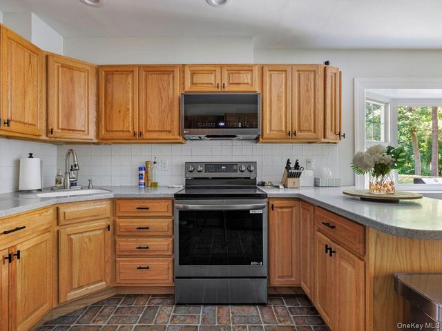 5 Santa Anna Drive, Poughkeepsie, NY 12603