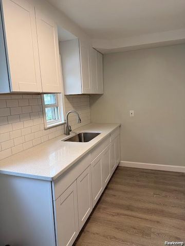 20760 Ridgedale Street, Oak Park, MI 48237