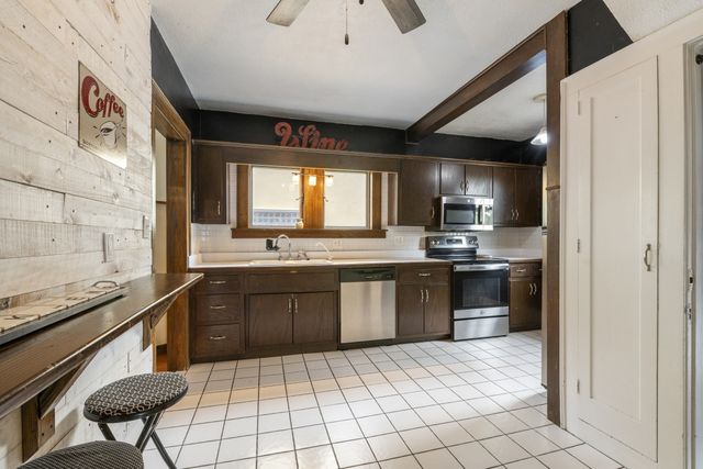 816 PARIS Avenue, Rockford, IL 61107
