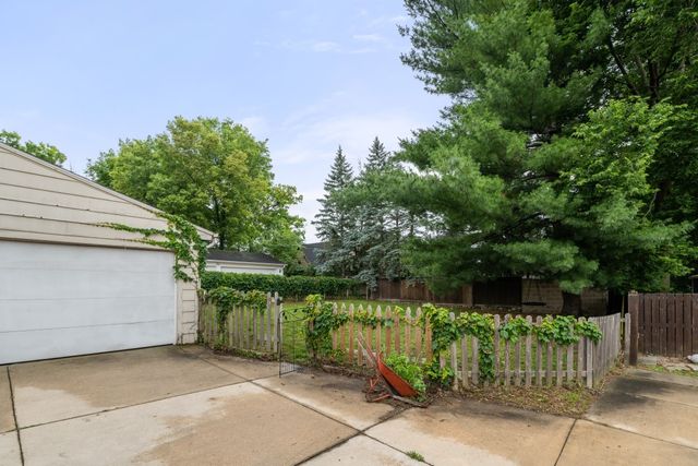 816 PARIS Avenue, Rockford, IL 61107