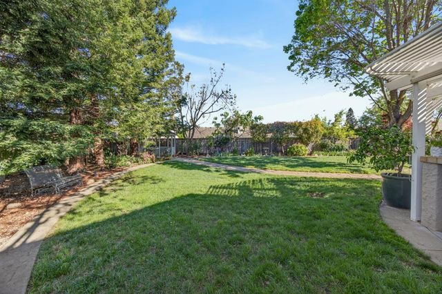 8800 Mannington St, Elk Grove, CA 95758