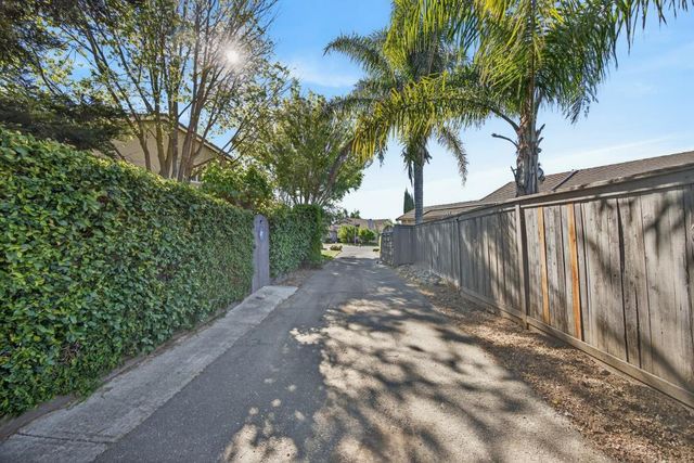 8800 Mannington St, Elk Grove, CA 95758