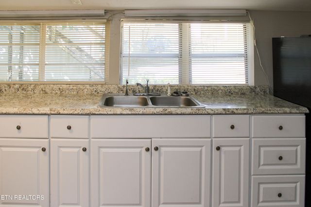 1013 Bell Ave, Lenoir City, TN 37771