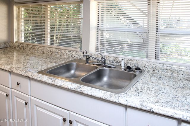 1013 Bell Ave, Lenoir City, TN 37771