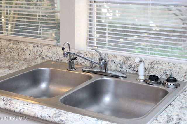 1013 Bell Ave, Lenoir City, TN 37771