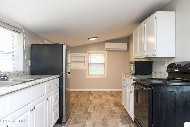 1013 Bell Ave, Lenoir City, TN 37771