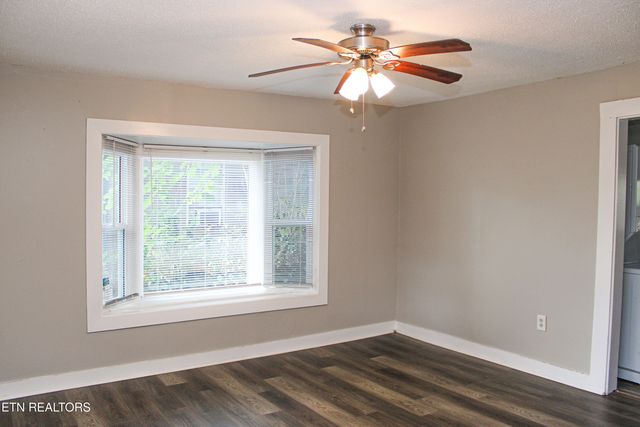 1013 Bell Ave, Lenoir City, TN 37771